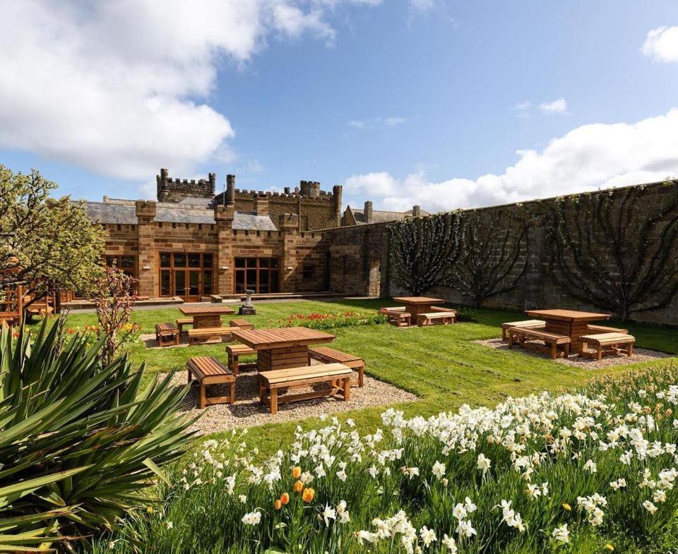 Sneaton Castle Hotel วิทบี ภายนอก รูปภาพ