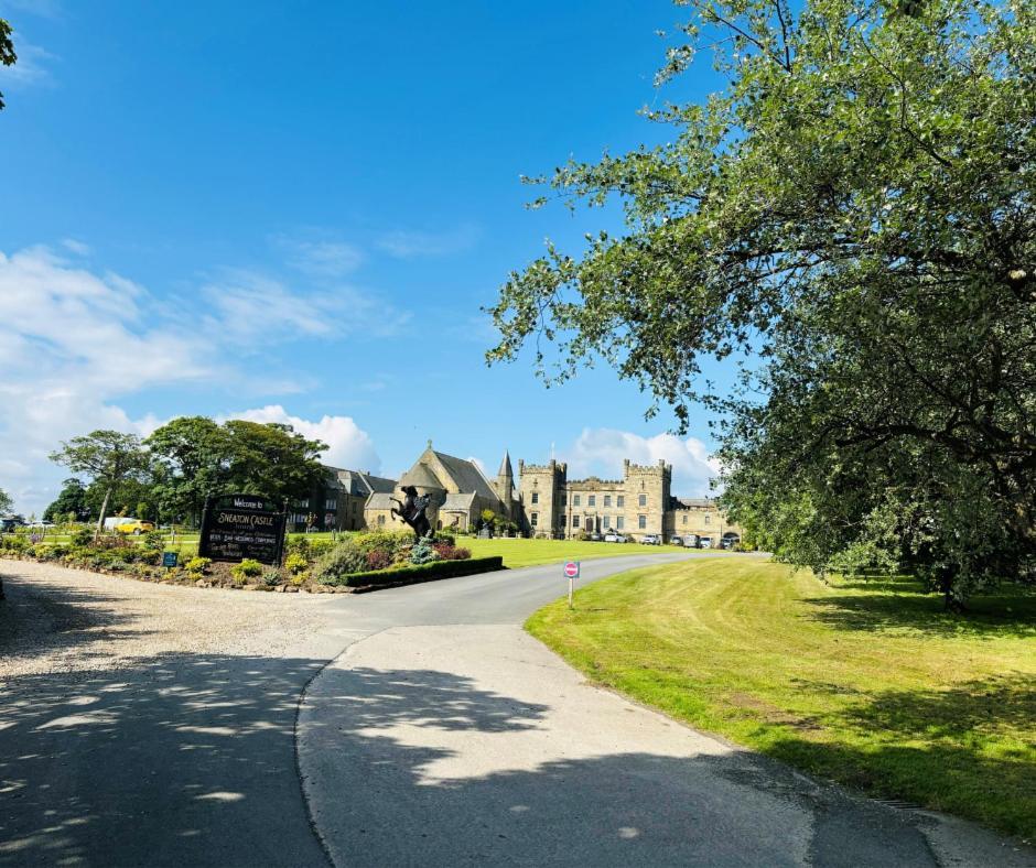 Sneaton Castle Hotel วิทบี ภายนอก รูปภาพ